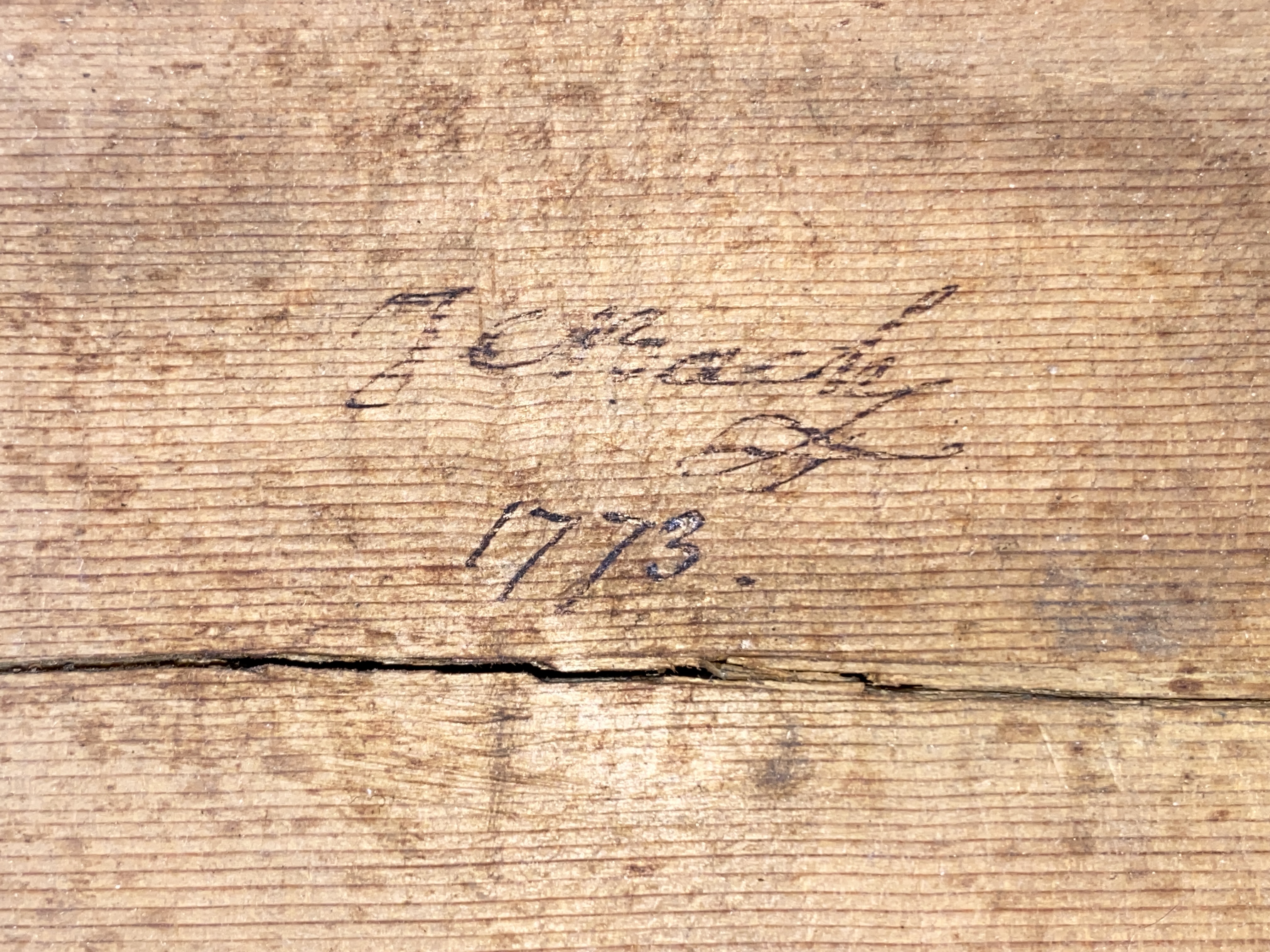 Abb.: Eigenhändige Signatur von Johann Christian Bach auf dem Resonanzboden des Tafelklaviers, Foto: Roland Hentzschel